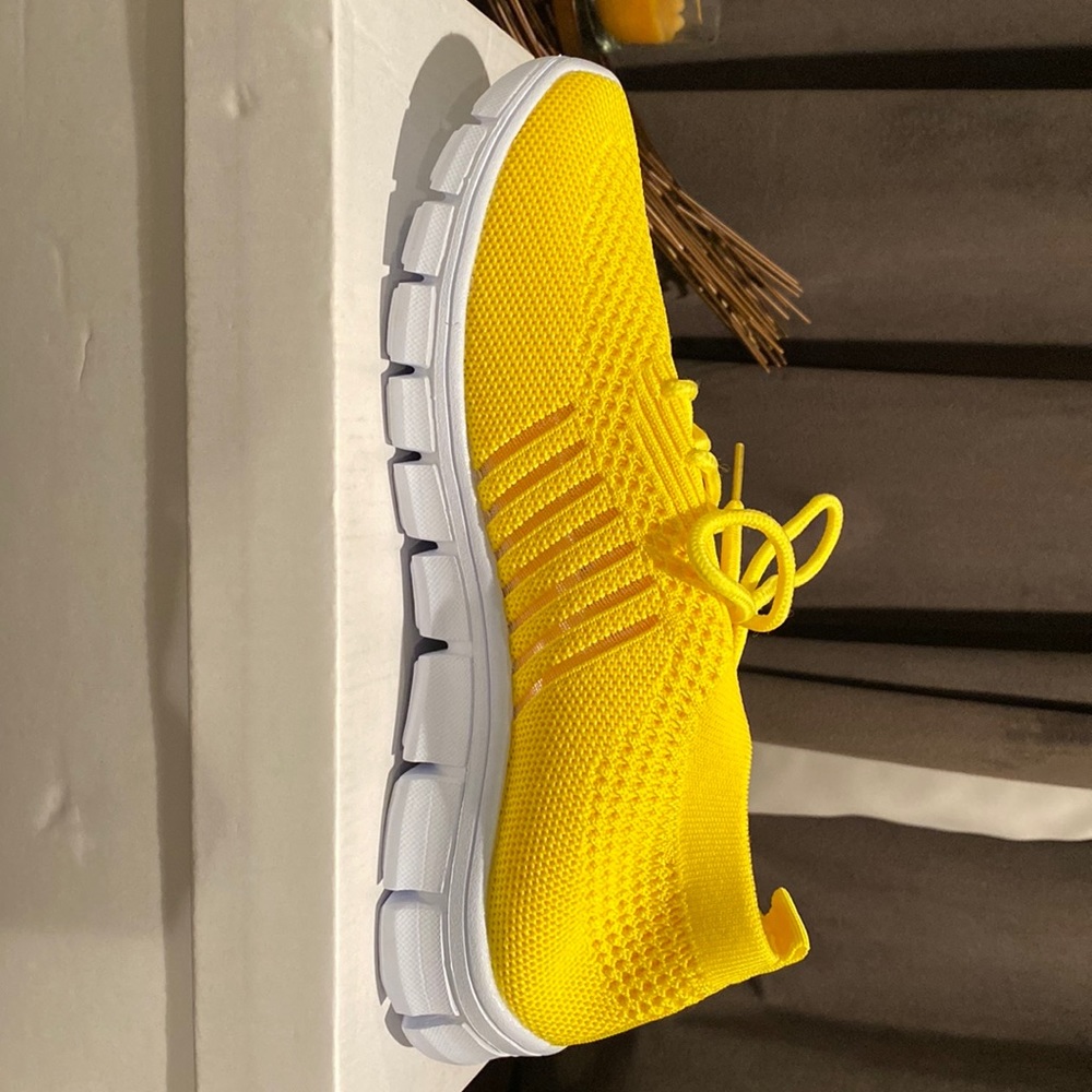 Sneakers never worn brand new